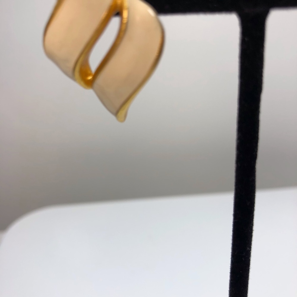 Vintage Gold Tone and Cream Enamel Earrings  Retro 80s  90s - Picture 4 of 9